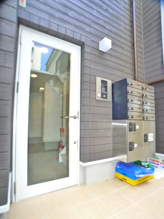 物件外観写真2　(エントランス部分)