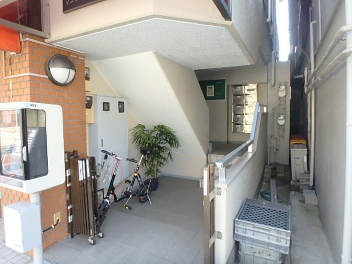 物件外観写真3　(エントランス部分)