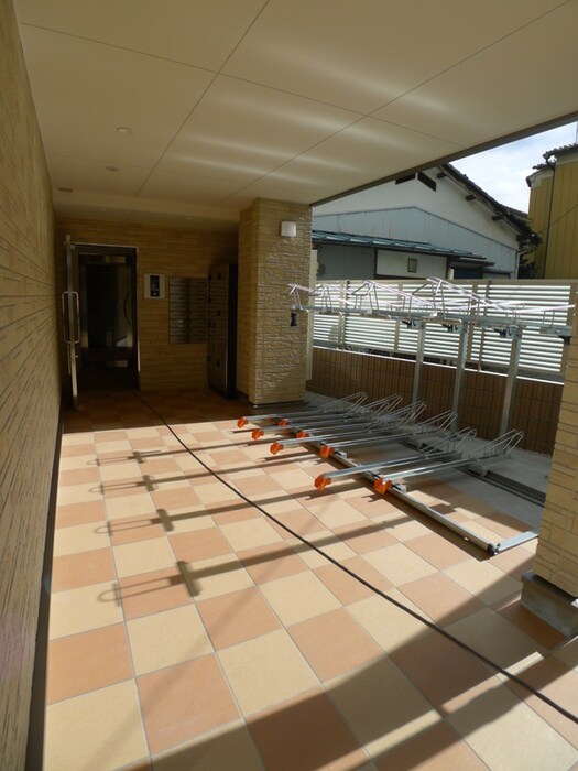 物件外観写真2　(駐輪場)