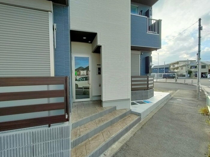 物件外観写真3　(エントランス部分)