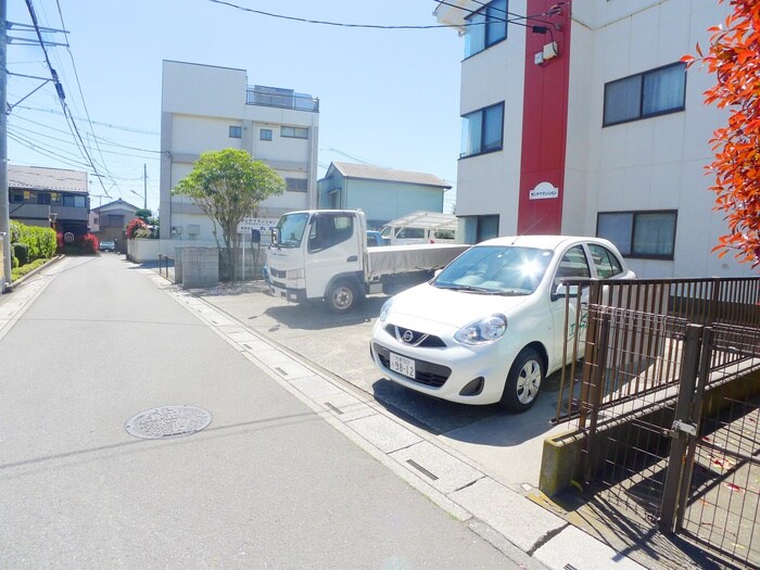 物件外観写真3　(駐車場)