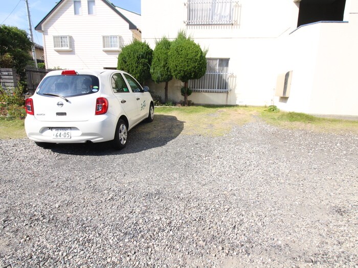 物件外観写真3　(駐車場)