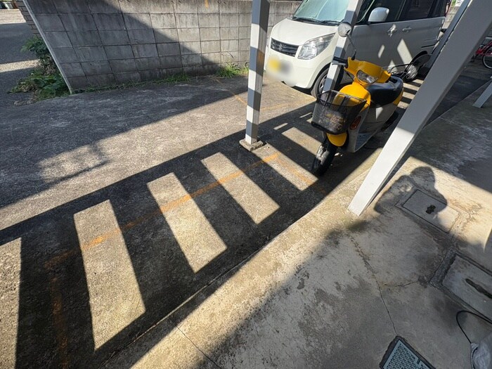 物件外観写真5　(バイク置き場)