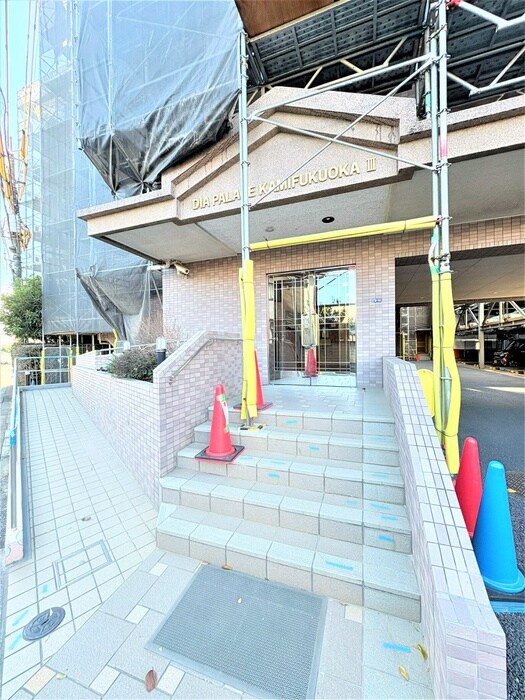 物件外観写真2　(エントランス部分)