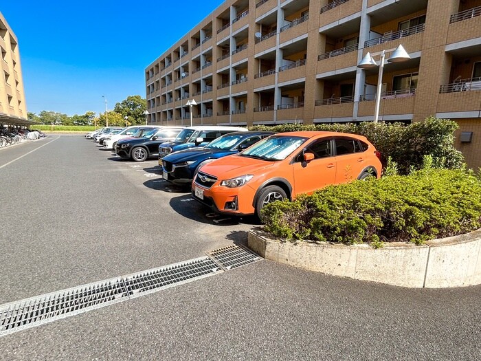 物件外観写真3　(駐車場)