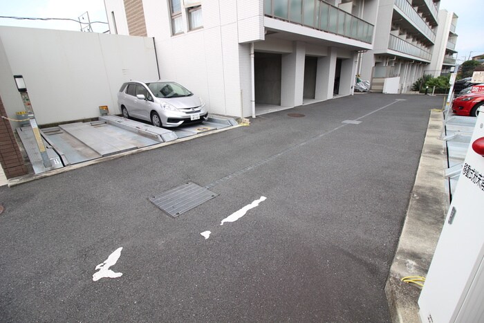 物件外観写真5　(駐車場)