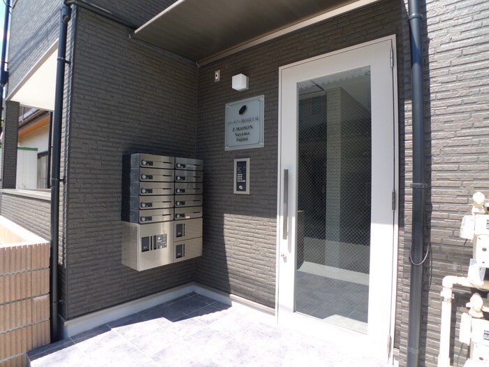 物件外観写真4　(エントランス部分)