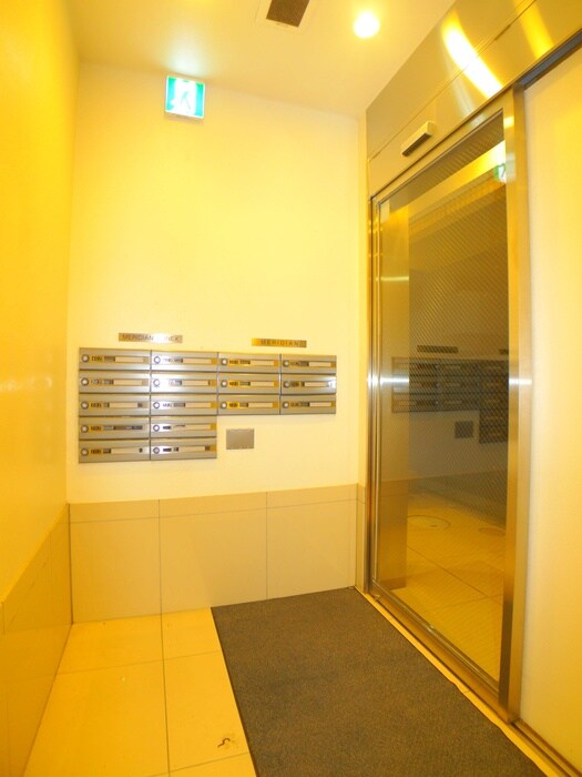 物件外観写真5　(エントランス部分)