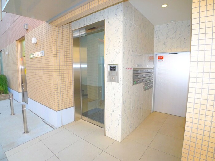 物件外観写真6　(エントランス部分)