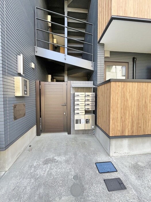 物件外観写真2　(エントランス部分)