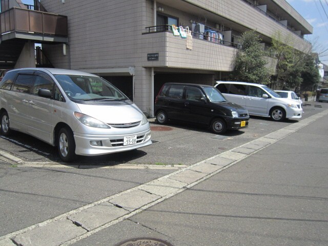 物件外観写真2　(駐車場)