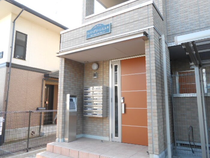 物件外観写真3　(エントランス部分)