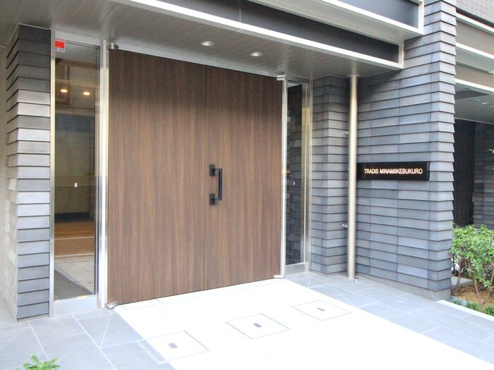 物件外観写真2　(エントランス部分)