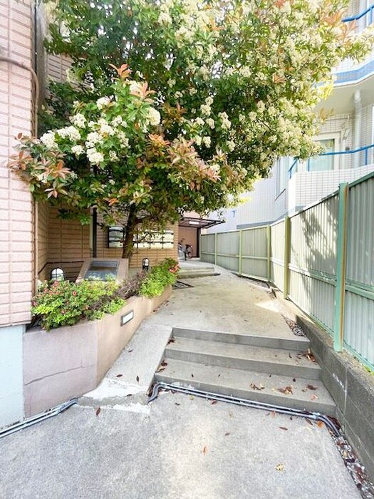 物件外観写真2　(エントランス部分)