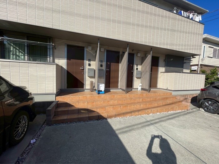 物件外観写真3　(エントランス部分)