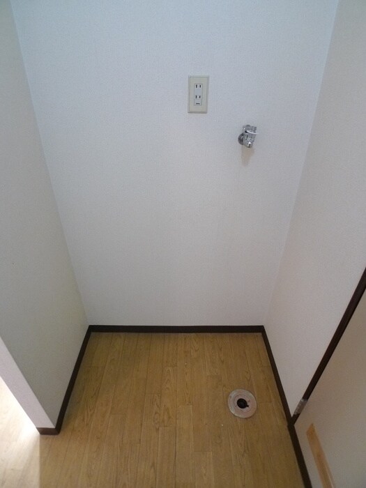 物件内観写真18　(洗濯機置場)