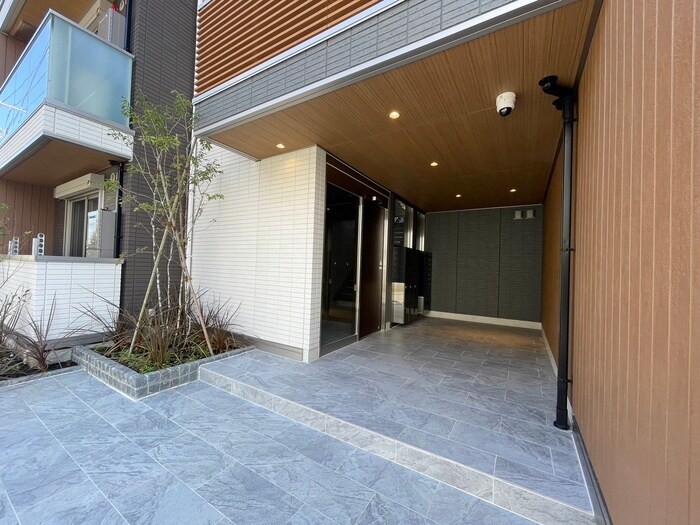物件外観写真3　(エントランス部分)