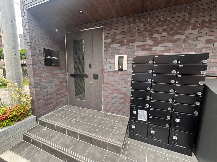 物件外観写真3　(エントランス部分)