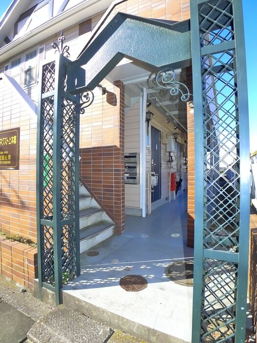 物件外観写真2　(エントランス部分)