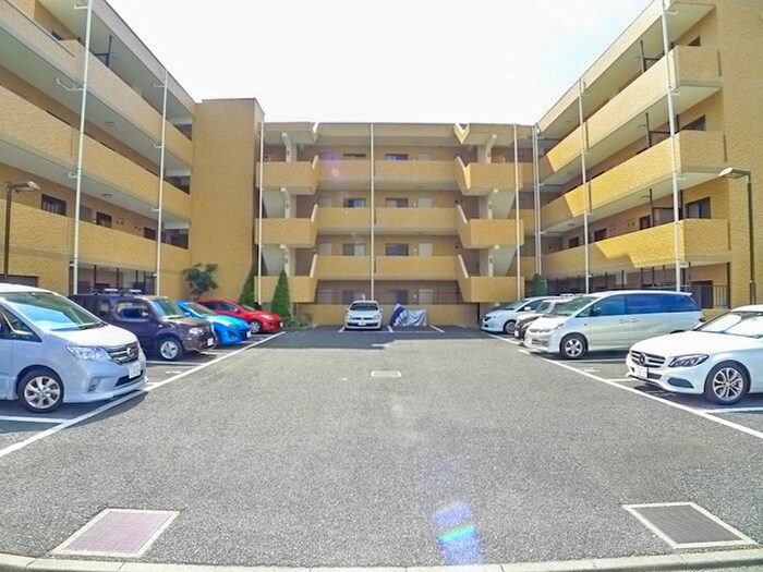 物件外観写真6　(駐車場)