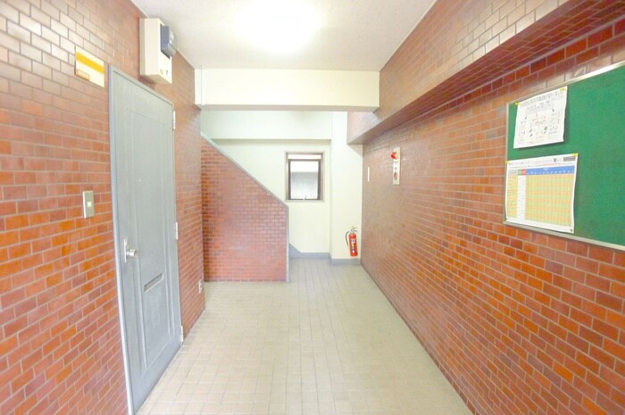 物件外観写真5　(エントランス部分)