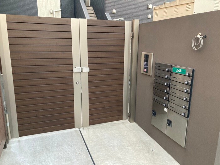 物件外観写真3　(エントランス部分)