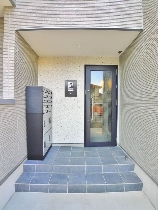 物件外観写真4　(エントランス部分)