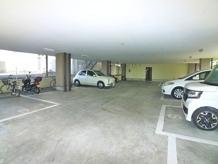 物件外観写真5　(駐車場)