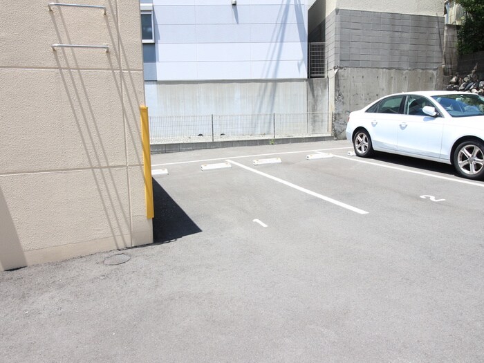 物件外観写真3　(駐車場)