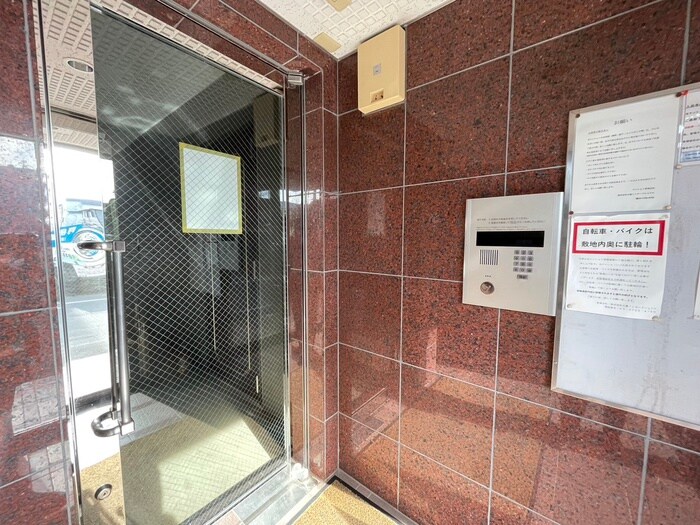 物件外観写真4　(エントランス部分)
