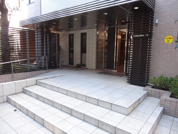 物件外観写真3　(エントランス部分)