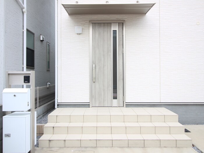 物件外観写真3　(エントランス部分)