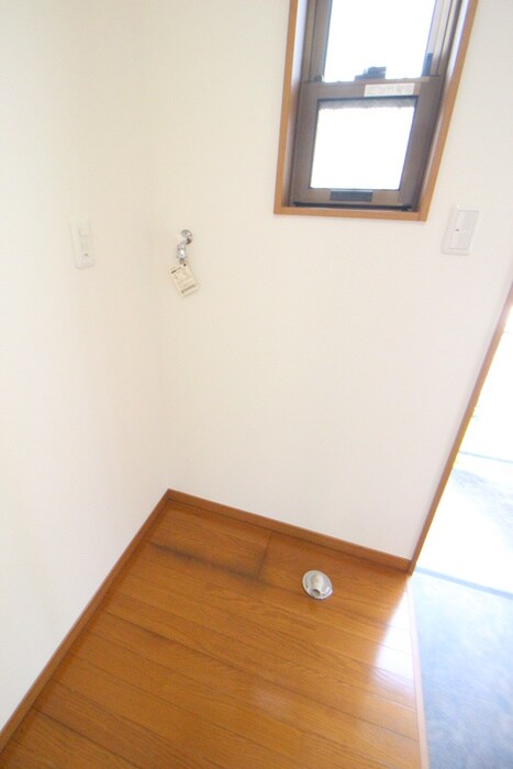 物件内観写真18　(洗濯機置場)