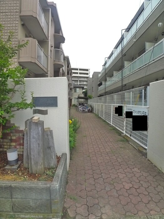 物件外観写真4　(エントランス部分)