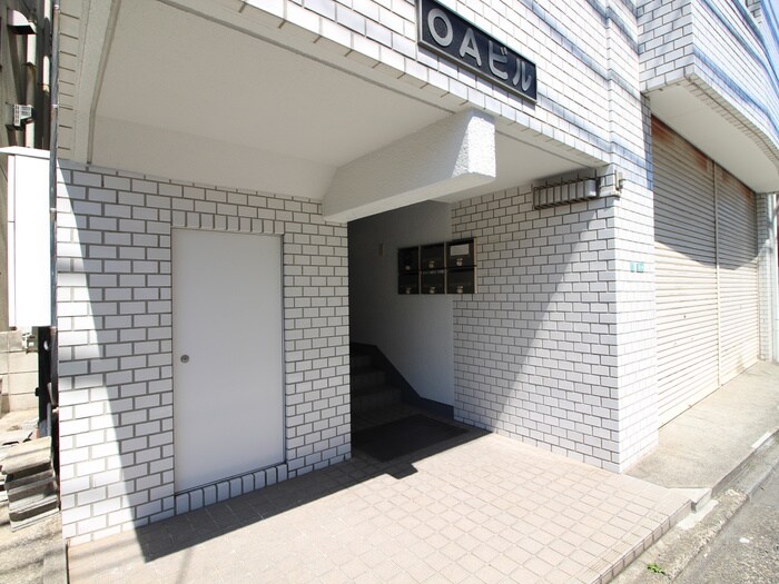 物件外観写真6　(エントランス部分)