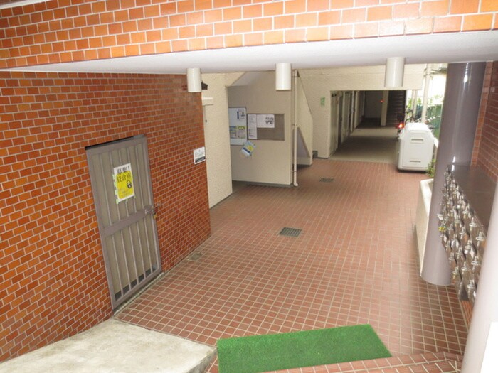 物件外観写真2　(エントランス部分)