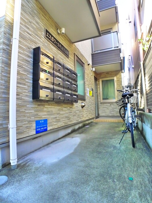 物件外観写真3　(エントランス部分)