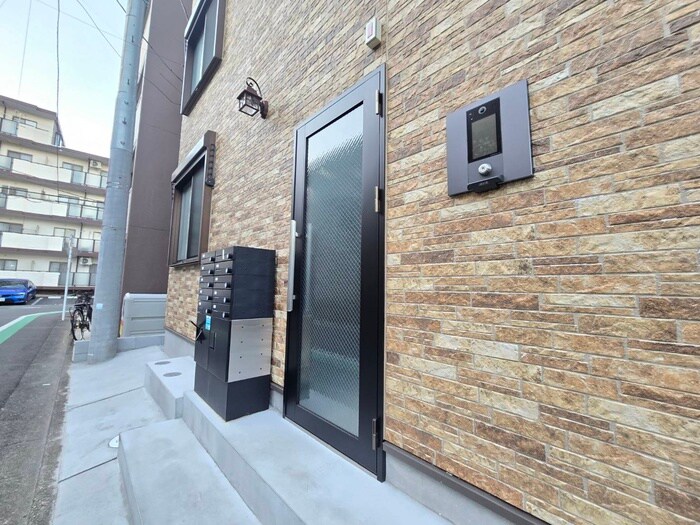 物件外観写真5　(エントランス部分)