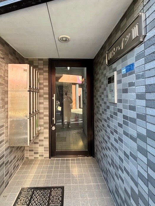 物件外観写真2　(エントランス部分)