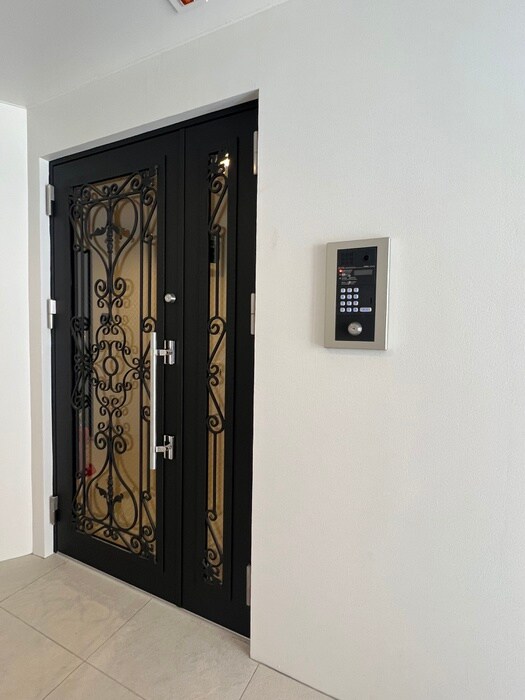 物件外観写真4　(エントランス部分)