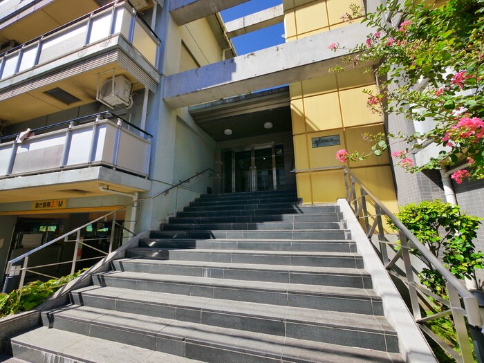 物件外観写真2　(エントランス部分)