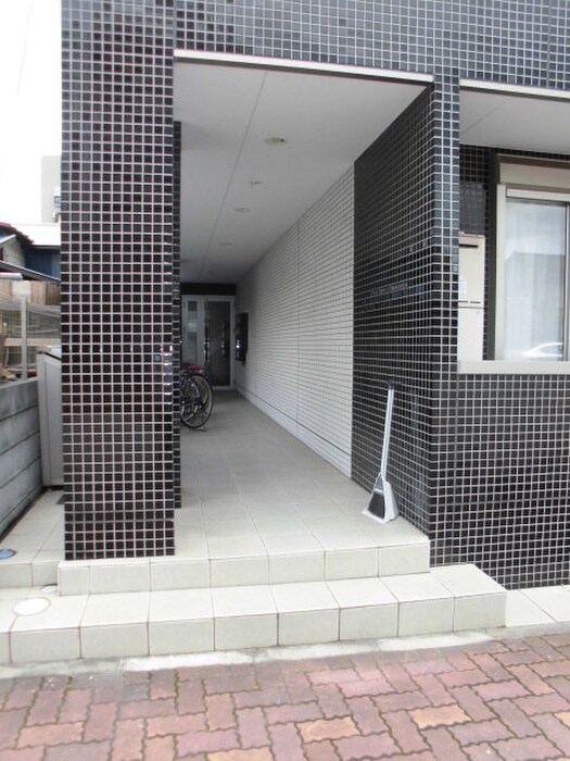 物件外観写真6　(エントランス部分)