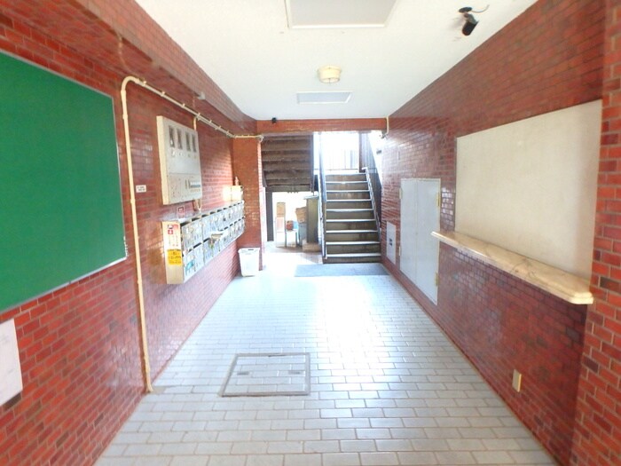 物件外観写真3　(エントランス部分)