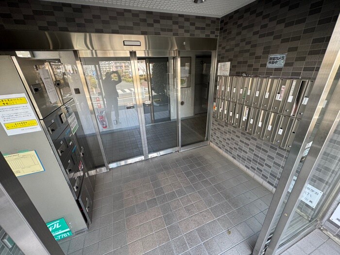 物件外観写真3　(エントランス部分)