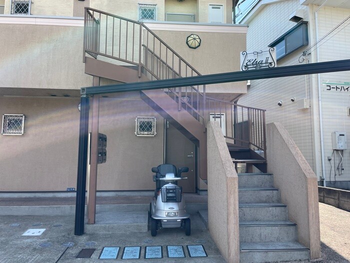 物件外観写真2　(エントランス部分)