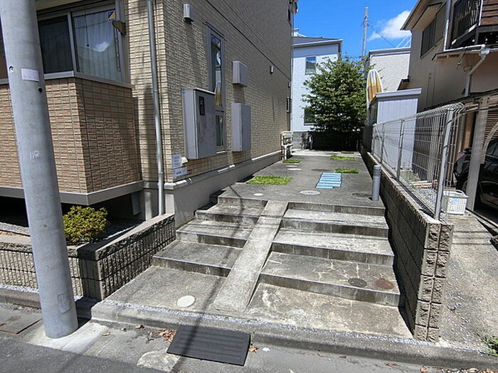 物件外観写真4　(エントランス部分)