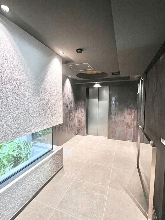 物件外観写真5　(エントランス部分)