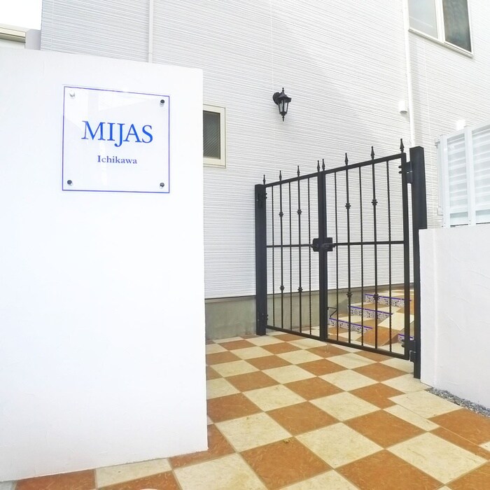 物件外観写真2　(エントランス部分)