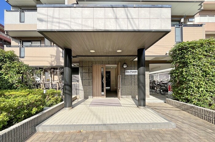 物件外観写真2　(エントランス部分)