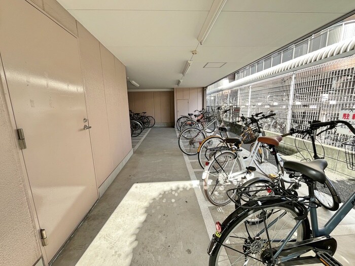 物件外観写真4　(駐輪場)